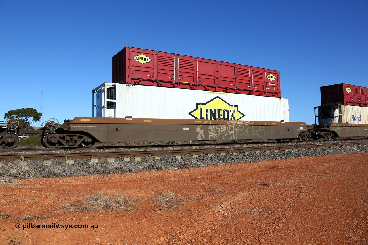 160522 2105
Parkeston, 6MP4 intermodal train, platform 4 of 5-pack RRRY 7014 well waggon set, one of nineteen built in China at Zhuzhou Rolling Stock Works for Goninan in 2005, Linfox reefer FTAD 9106014 and half height side door red Linfox LSDU 6940058 container.
Keywords: RRRY-type;RRRY7014;CSR-Zhuzhou-Rolling-Stock-Works-China;