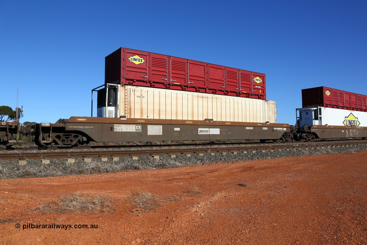 160522 2106
Parkeston, 6MP4 intermodal train, platform 5 of 5-pack RRRY 7014 well waggon set, one of nineteen built in China at Zhuzhou Rolling Stock Works for Goninan in 2005, RAND Refrigerated Logistics reefer RAND 323 and half height side door red Linfox LSDU 6940086 container.
Keywords: RRRY-type;RRRY7014;CSR-Zhuzhou-Rolling-Stock-Works-China;