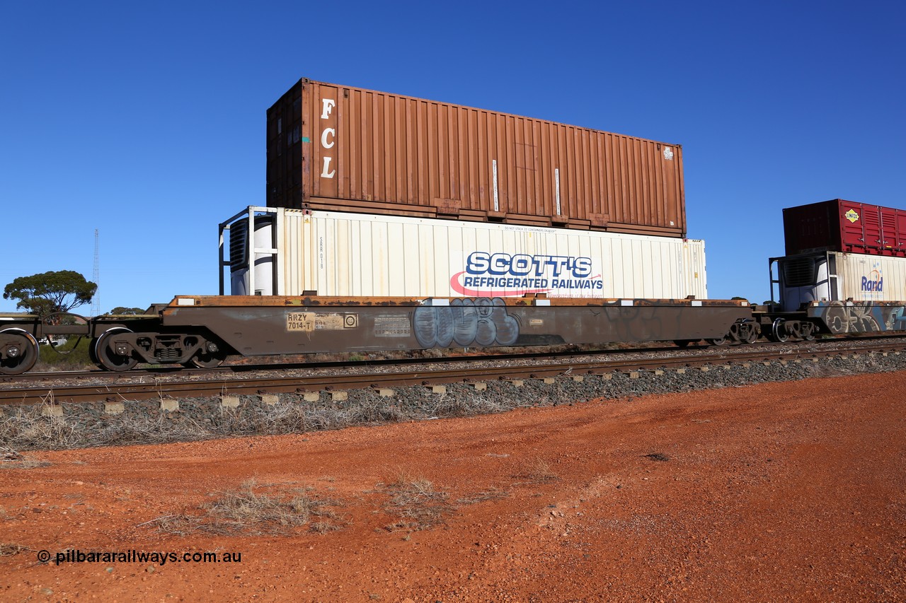 160522 2108
Parkeston, 6MP4 intermodal train, platform 4 of 5 pack Goninan built RRZY 7014 well waggon set, Scott's Refrigerated Railways reefer SRR 018 and FCL FCGU 9642534 container.
Keywords: RRZY-type;RRZY7014;Goninan-NSW;