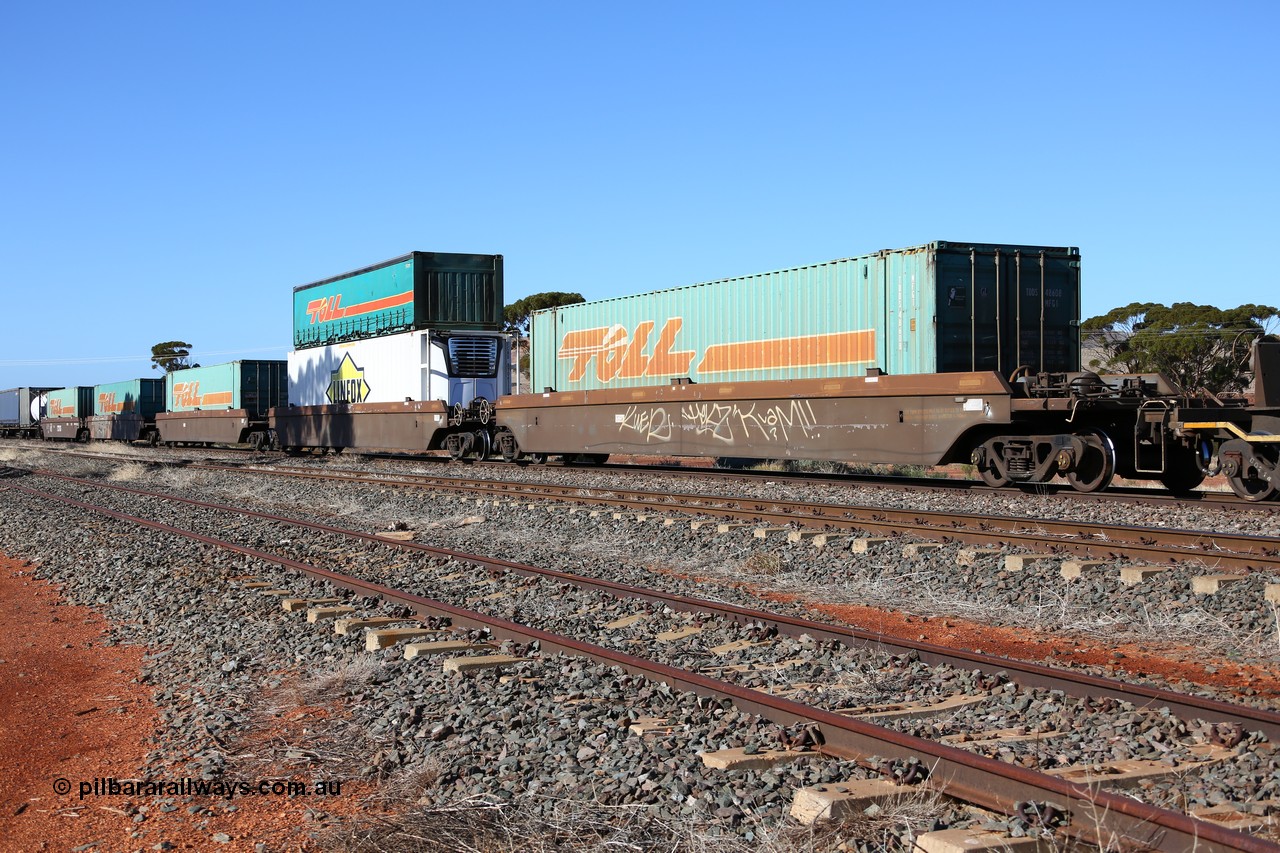 160522 2112
Parkeston, 6MP4 intermodal train, 5-pack RRRY 7016 well waggon set, one of nineteen built in China at Zhuzhou Rolling Stock Works for Goninan in 2005 with Toll containers and a Linfox reefer.
Keywords: RRRY-type;RRRY7016;CSR-Zhuzhou-Rolling-Stock-Works-China;