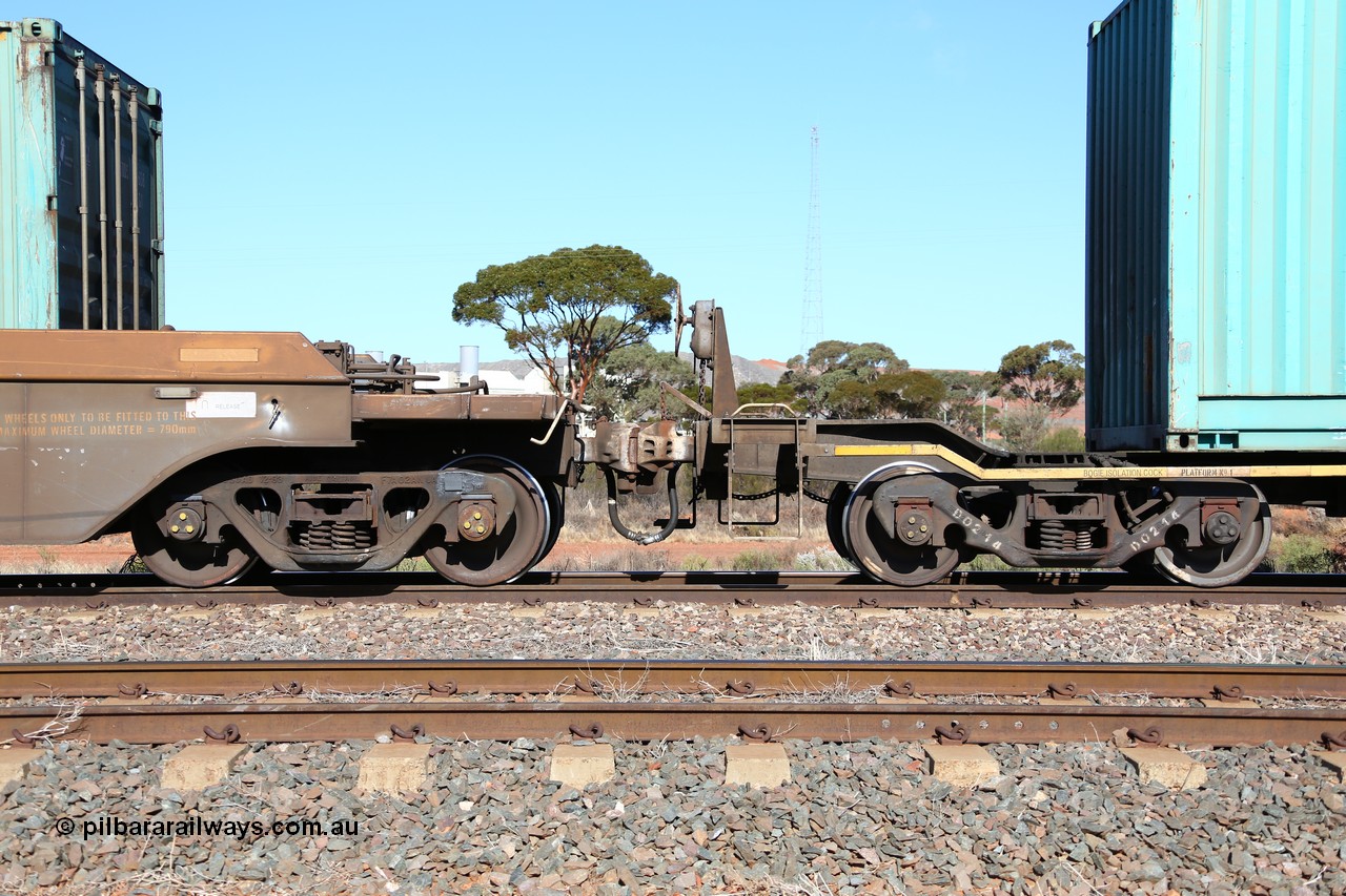 160522 2117
Parkeston, 6MP4 intermodal train, view of couplings and bogies of RRYY low profile skel waggon set and an RRRY well waggon 5 pack set.
Keywords: RRYY-type;RRYY52;Williams-Worley;Bradken-NSW;