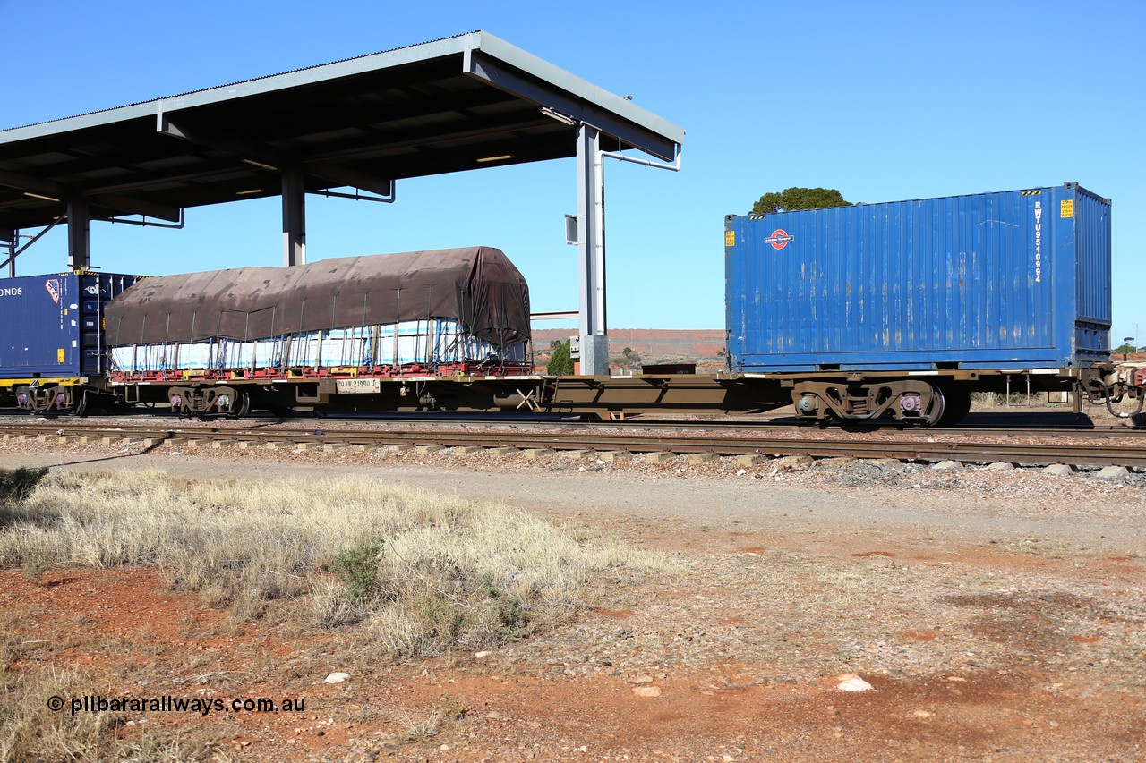 160522 2129
Parkeston, 6MP4 intermodal train, RQJW 21990 container waggon built by Mittagong Engineering NSW as part of a batch of twenty five NQJW type waggons in 1981, loaded with blue Railroad Transport container RWTU 9510994 and a flatrack with a tarped load.
Keywords: RQJW-type;RQJW21990;Mittagong-Engineering-NSW;NQJW-type;