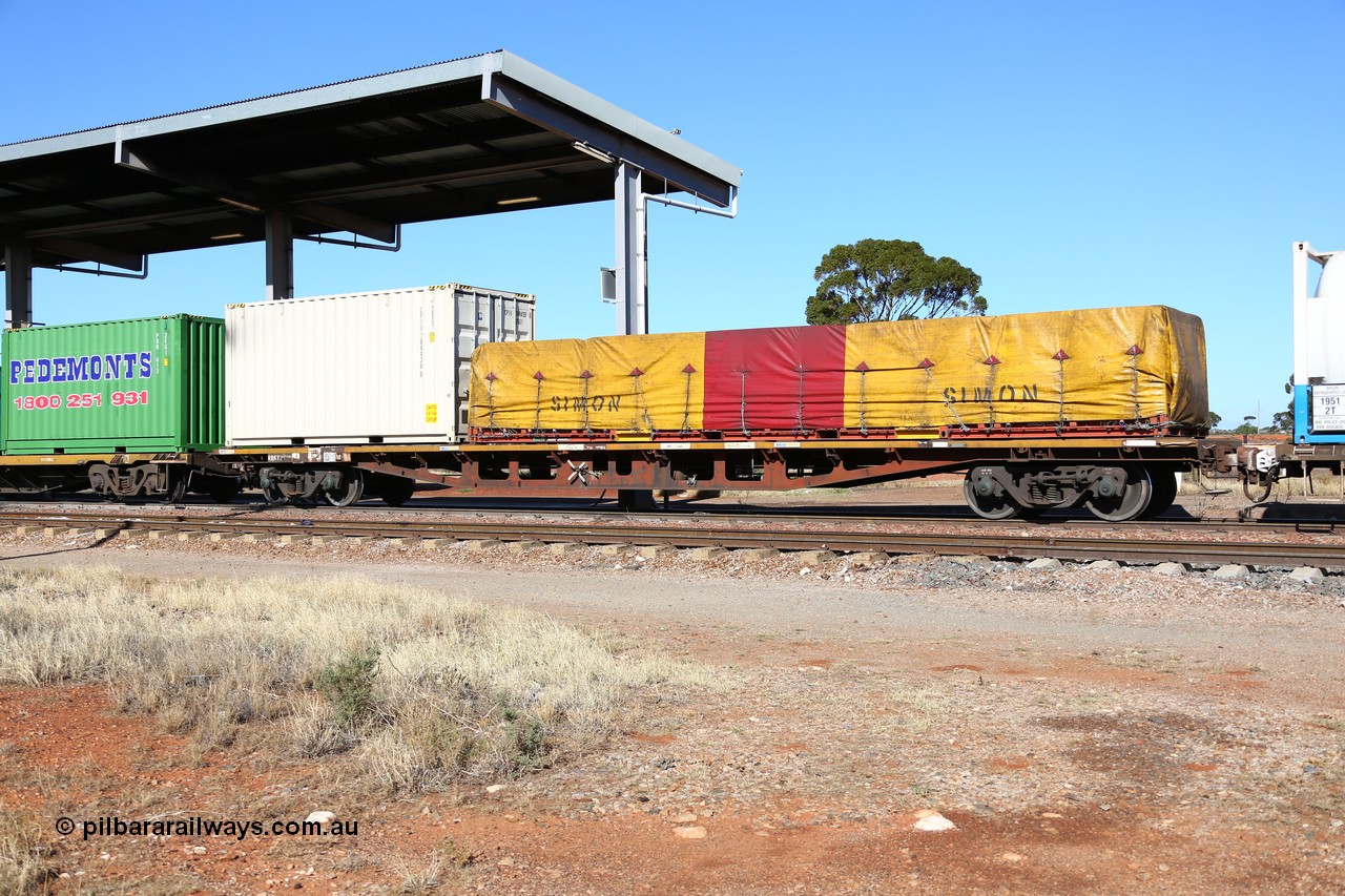 160522 2132
Parkeston, 6MP4 intermodal train, RRKY 2688 container waggon, built by Perry Engineering SA in 1974 as RM, to AQMY, AQPY, RQKY. With a CPIU 784438 bulk container and an Simon FD flatrack with Simon tarp.
Keywords: RRKY-type;RRKY2688;Perry-Engineering-SA;RM-type;AQMY-type;