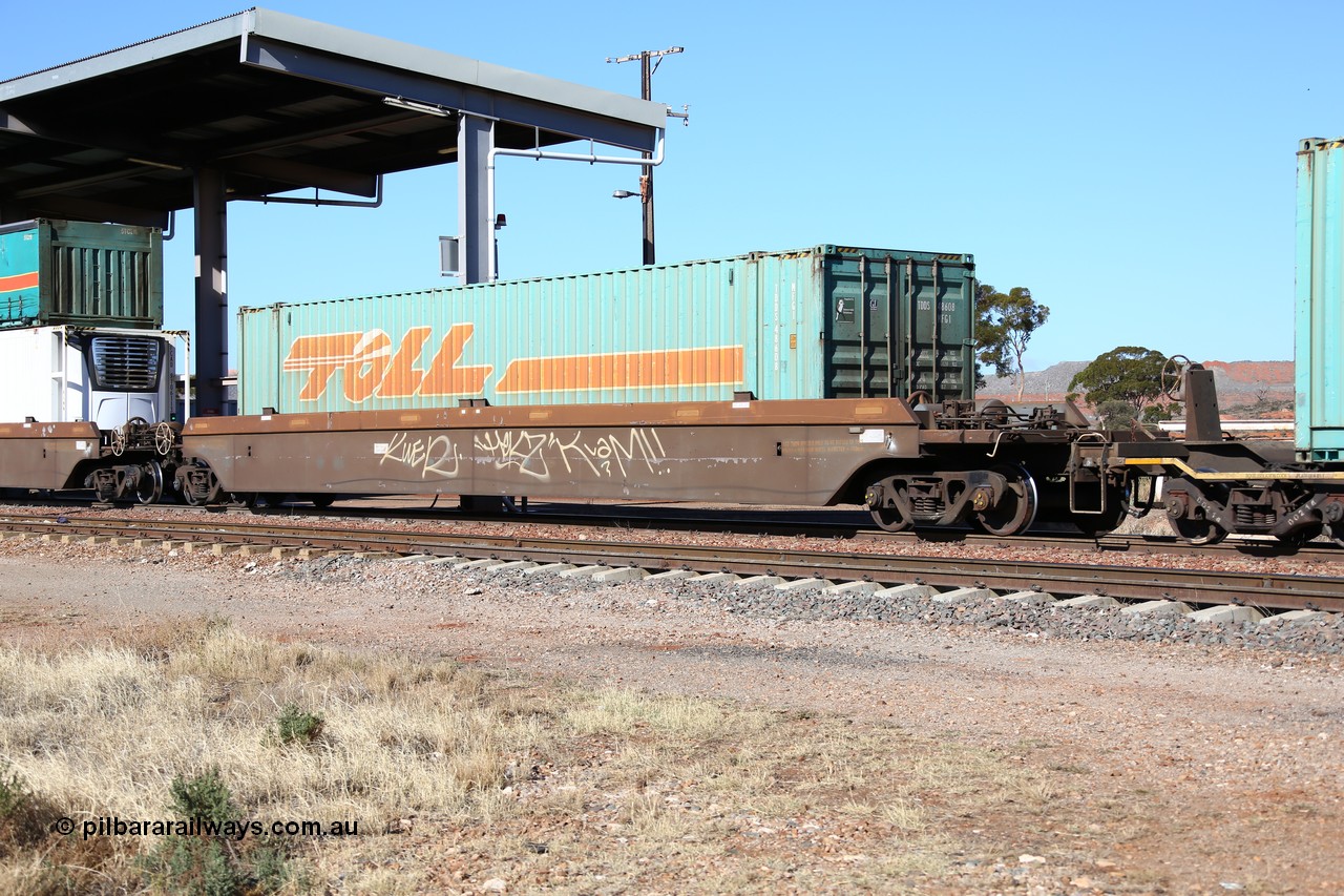 160522 2135
Parkeston, 6MP4 intermodal train, platform 1 of 5-pack RRRY 7016 well waggon set, one of nineteen built in China at Zhuzhou Rolling Stock Works for Goninan in 2005 with Toll 48' container TDDS 48608.
Keywords: RRRY-type;RRRY7016;CSR-Zhuzhou-Rolling-Stock-Works-China;