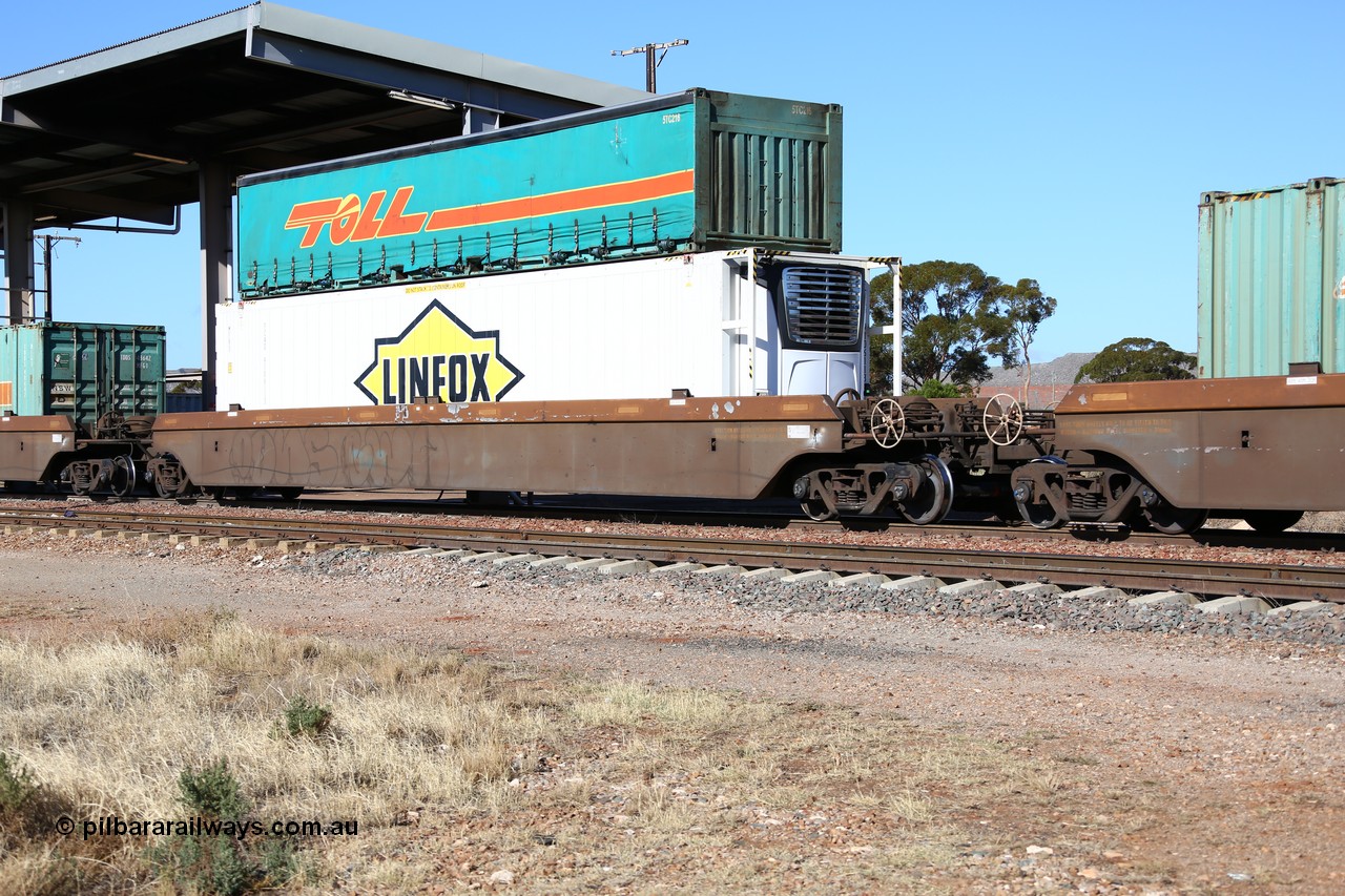 160522 2136
Parkeston, 6MP4 intermodal train, platform 2 of 5-pack RRRY 7016 well waggon set, one of nineteen built in China at Zhuzhou Rolling Stock Works for Goninan in 2005 with Linfox reefer FCAD 9106113 and Toll half height curtainsider container 5TC216
Keywords: RRRY-type;RRRY7016;CSR-Zhuzhou-Rolling-Stock-Works-China;