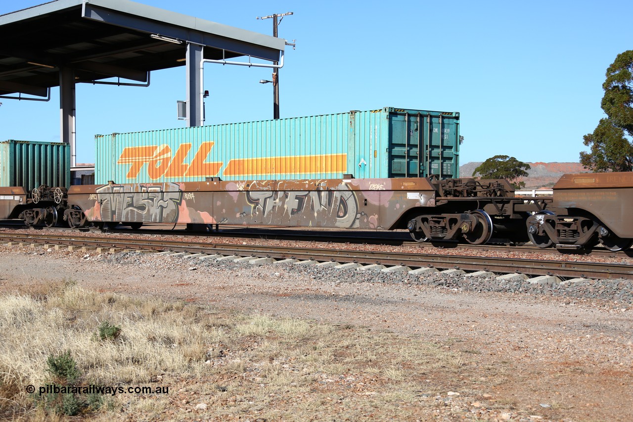 160522 2138
Parkeston, 6MP4 intermodal train, platform 4 of 5-pack RRRY 7016 well waggon set, one of nineteen built in China at Zhuzhou Rolling Stock Works for Goninan in 2005 with Toll 48' container TCML 48439.
Keywords: RRRY-type;RRRY7016;CSR-Zhuzhou-Rolling-Stock-Works-China;
