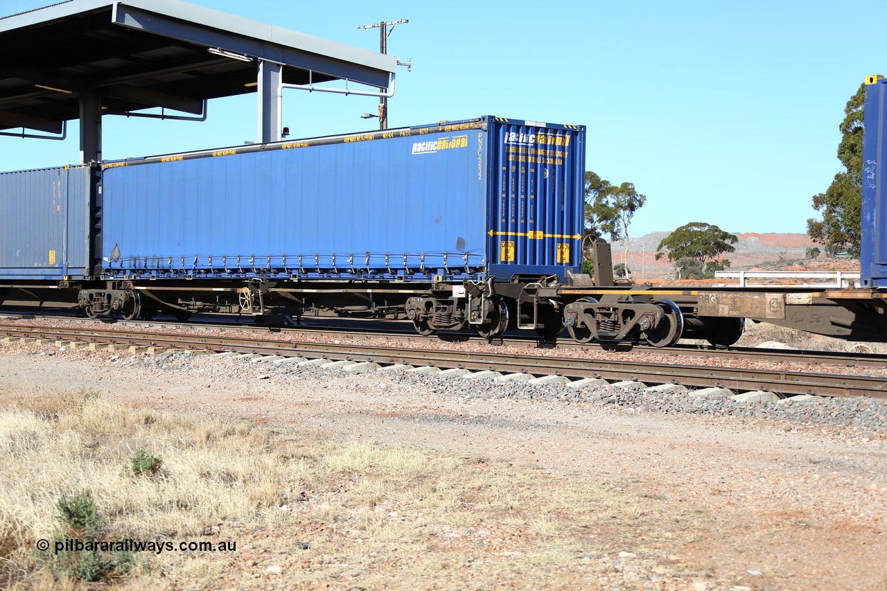 160522 2145
Parkeston, 6MP4 intermodal train, platform 1 of 5 on RRQY 7323 5 pack articulated skel waggon set built by Qiqihar Rollingstock Works China in 2005 for Pacific National, with a curtainsider container of the owner PNXC 5632.
Keywords: RRQY-type;RRQY7323;Qiqihar-Rollingstock-Works-China;