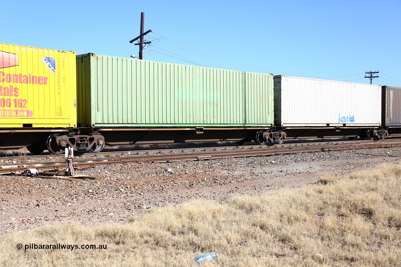 160522 2172
Parkeston, 6MP4 intermodal train, RQLY 4 platform 4 of 5-pack articulated skel waggon set, 1 of 8 built by AN Rail Islington Workshops in 1987 as AQJY, plain green SCF 40' box SCFU 400401.
Keywords: RQJY-type;RQJY4;AN-Islington-WS;AQJY-type;