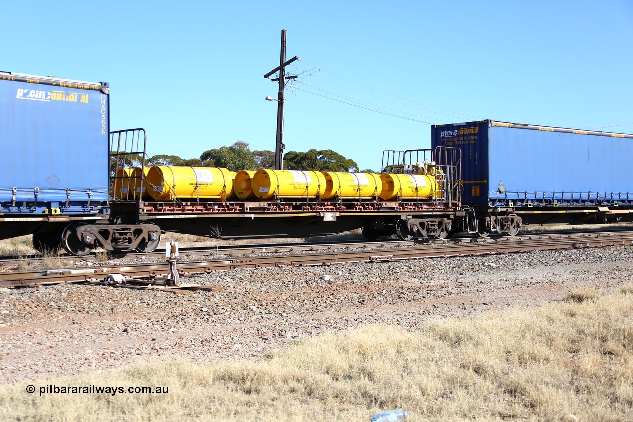 160522 2180
Parkeston, 6MP4 intermodal train, RRAY 7232 platform 5 of 5-pack articulated skel waggon set, 1 of 100 built by ABB Engineering NSW 1996-2000, 40' flatrack with chlorine gas cylinders.
Keywords: RRAY-type;RRAY7232;ABB-Engineering-NSW;