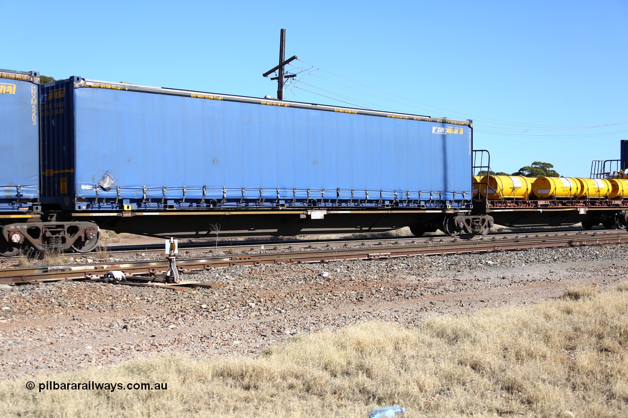160522 2181
Parkeston, 6MP4 intermodal train, RRAY 7232 platform 4 of 5-pack articulated skel waggon set, 1 of 100 built by ABB Engineering NSW 1996-2000, 48' Pacific National curtainsider PNXC 5638.
Keywords: RRAY-type;RRAY7232;ABB-Engineering-NSW;