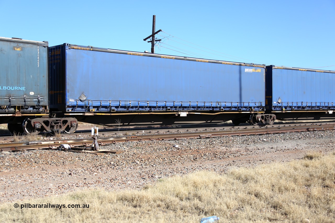 160522 2182
Parkeston, 6MP4 intermodal train, RRAY 7232 platform 3 of 5-pack articulated skel waggon set, 1 of 100 built by ABB Engineering NSW 1996-2000, 48' Pacific National curtainsider PNXM 5203.
Keywords: RRAY-type;RRAY7232;ABB-Engineering-NSW;