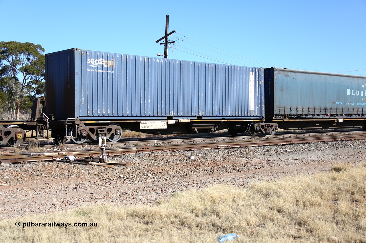 160522 2184
Parkeston, 6MP4 intermodal train, RRAY 7232 platform 2 of 5-pack articulated skel waggon set, 1 of 100 built by ABB Engineering NSW 1996-2000, 40' sea2rail SCF container SCFU 408241.
Keywords: RRAY-type;RRAY7232;ABB-Engineering-NSW;