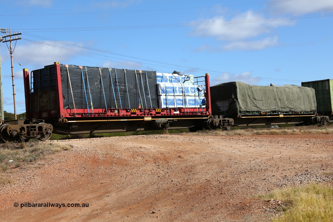 160522 2345
Parkeston, 7MP7 priority service train, platform 3 of 5-pack articulated skel waggon set, Qiqihar Rollingstock Works China built RRQY 5816, Linfox 40' flatrack FCCU 401085.
Keywords: RRQY-type;RRQY8516;Qiqihar-Rollingstock-Works-China;
