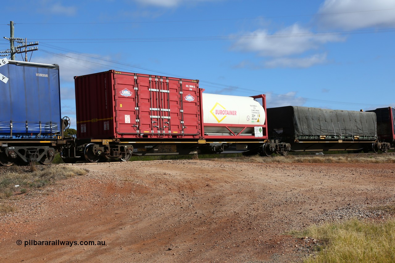 160522 2347
Parkeston, 7MP7 priority service train, platform 5 of 5-pack articulated skel waggon set, Qiqihar Rollingstock Works China built RRQY 5816, Eurotainer 20' 22T8 type ISO tank EURU 920003[6] and Cahill Transport 20' 2FG4 type side door CHLL 200040[6].
Keywords: RRQY-type;RRQY8516;Qiqihar-Rollingstock-Works-China;