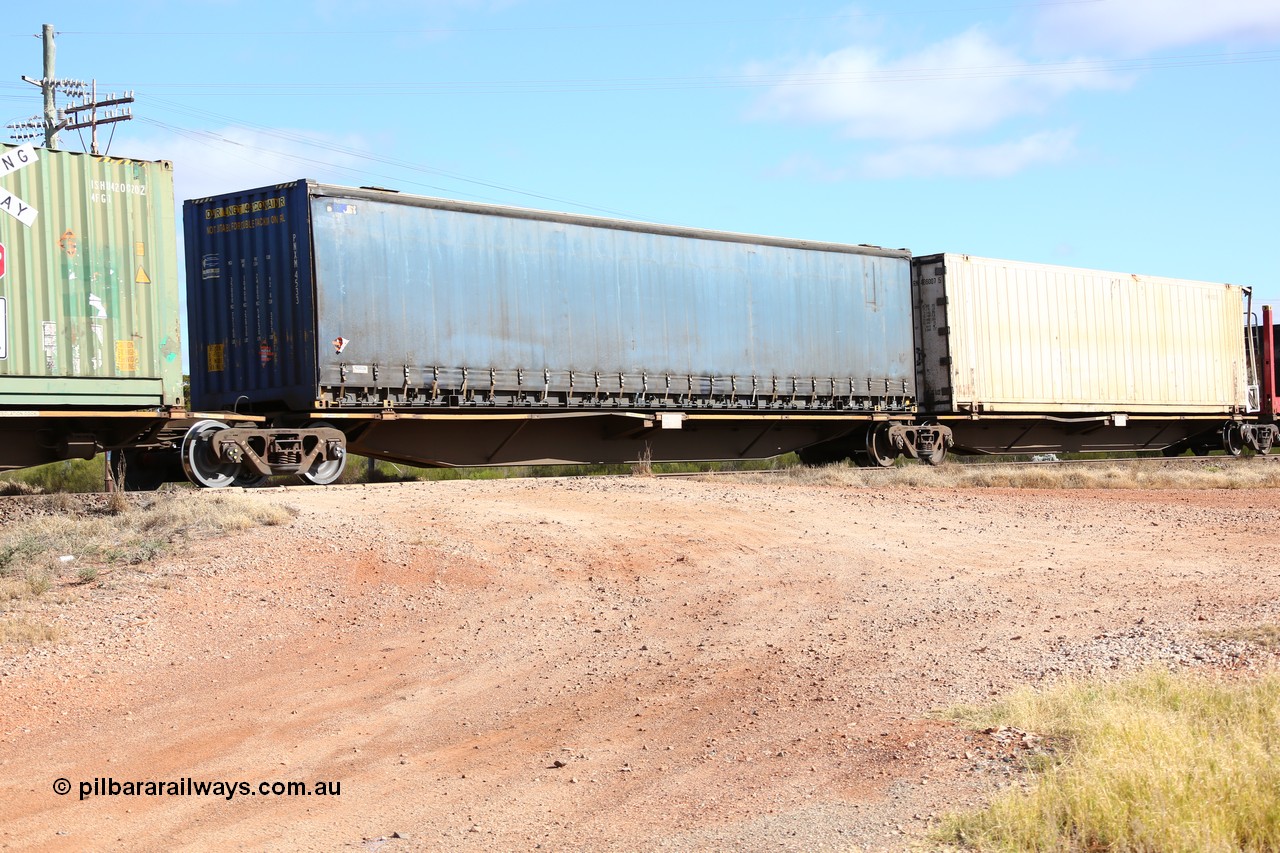 160522 2356
Parkeston, 7MP7 priority service train, RRAY 7243 platform 3 of 5-pack articulated skel waggon set, 1 of 100 built by ABB Engineering NSW 1996-2000, 48' Pacific National curtainsider PNXM 4533.
Keywords: RRAY-type;RRAY7243;ABB-Engineering-NSW;