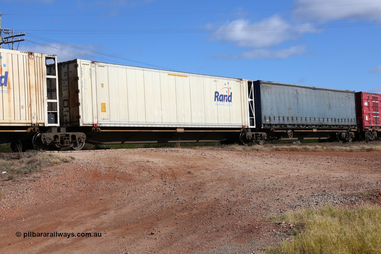 160522 2362
Parkeston, 7MP7 priority service train, platform 2 of 5-pack articulated skel waggon set, Qiqihar Rollingstock Works China built RRQY 8408, Rand Refrigerated Logistics 46' 6