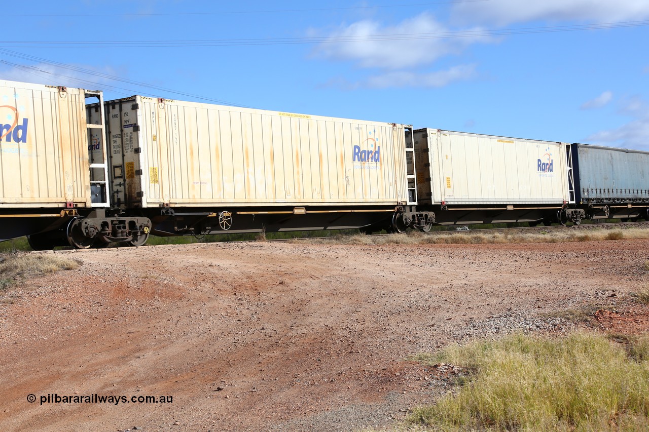 160522 2363
Parkeston, 7MP7 priority service train, platform 3 of 5-pack articulated skel waggon set, Qiqihar Rollingstock Works China built RRQY 8408, Rand Refrigerated Logistics 46' 6