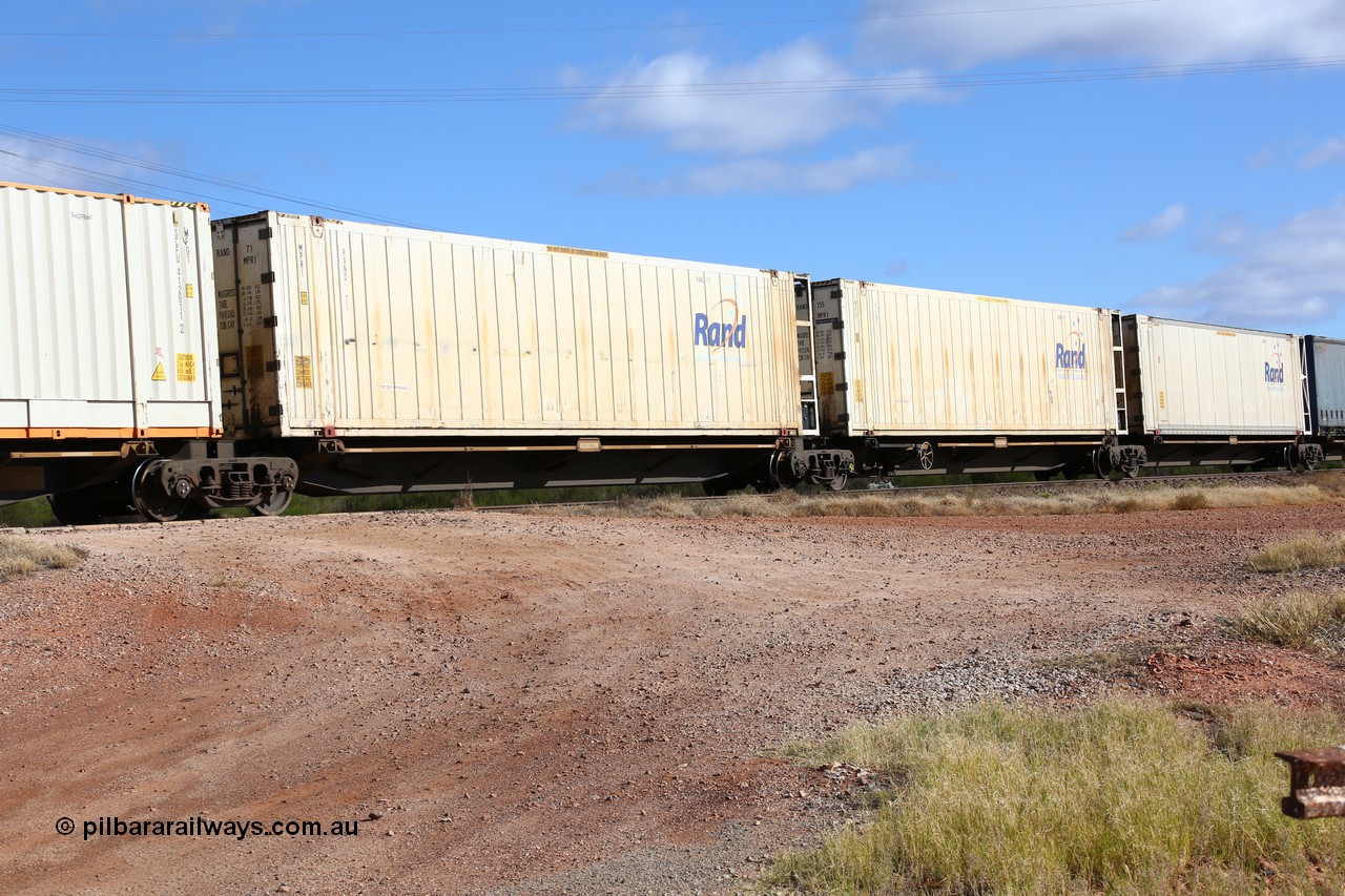 160522 2364
Parkeston, 7MP7 priority service train, platform 4 of 5-pack articulated skel waggon set, Qiqihar Rollingstock Works China built RRQY 8408, Rand Refrigerated Logistics 46' 6