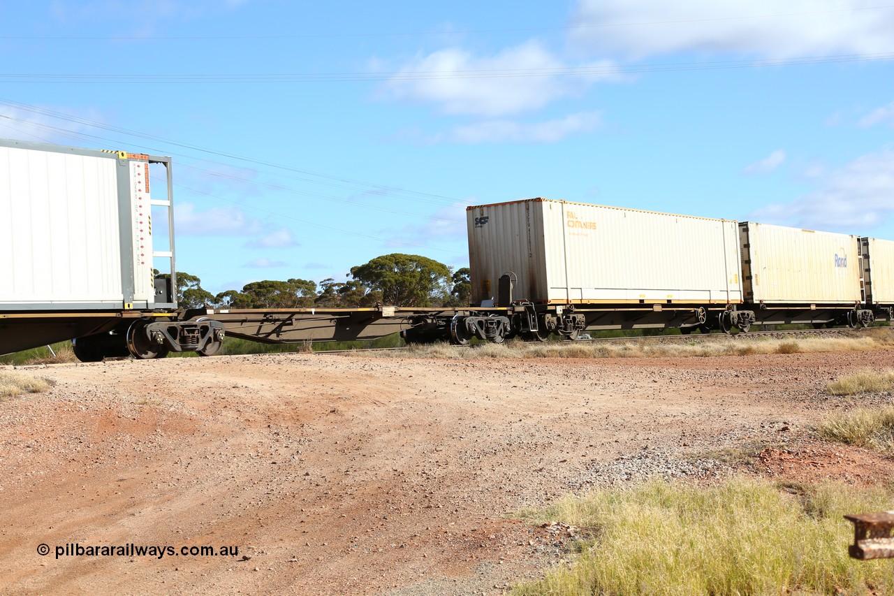 160522 2366
Parkeston, 7MP7 priority service train, RRAY 7244 platform 1 of 5-pack articulated skel waggon set, 1 of 100 built by ABB Engineering NSW 1996-2000, 40' deck empty.
Keywords: RRAY-type;RRAY7244;ABB-Engineering-NSW;