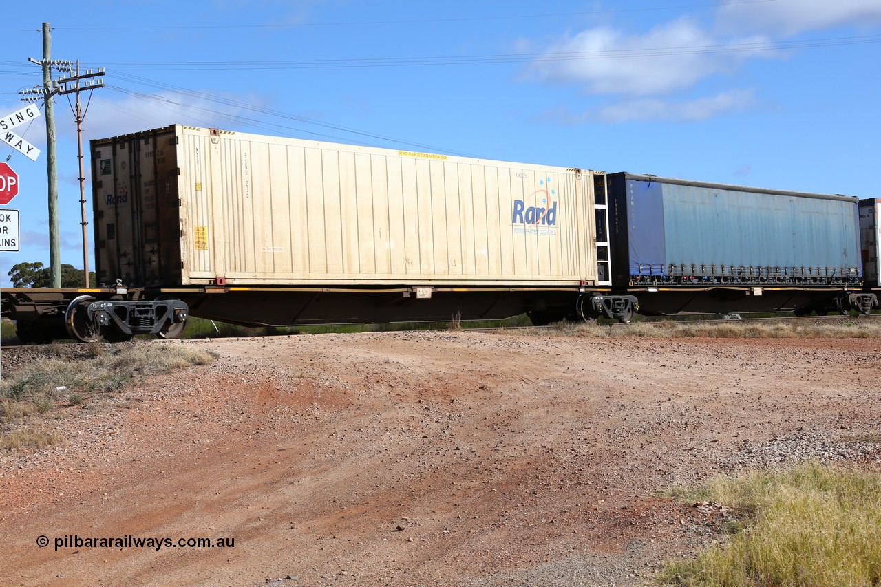 160522 2369
Parkeston, 7MP7 priority service train, RRAY 7244 platform 4 of 5-pack articulated skel waggon set, 1 of 100 built by ABB Engineering NSW 1996-2000, 48' deck, Rand Refrigerated Logistics 46' 6