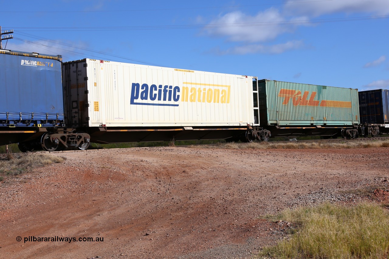 160522 2375
Parkeston, 7MP7 priority service train, RQQY 7077 platform 4 of 5-pack articulated skel waggon set, 1 of 17 built by Qld Rail at Ipswich Workshops in 1995, Pacific National 46' 6