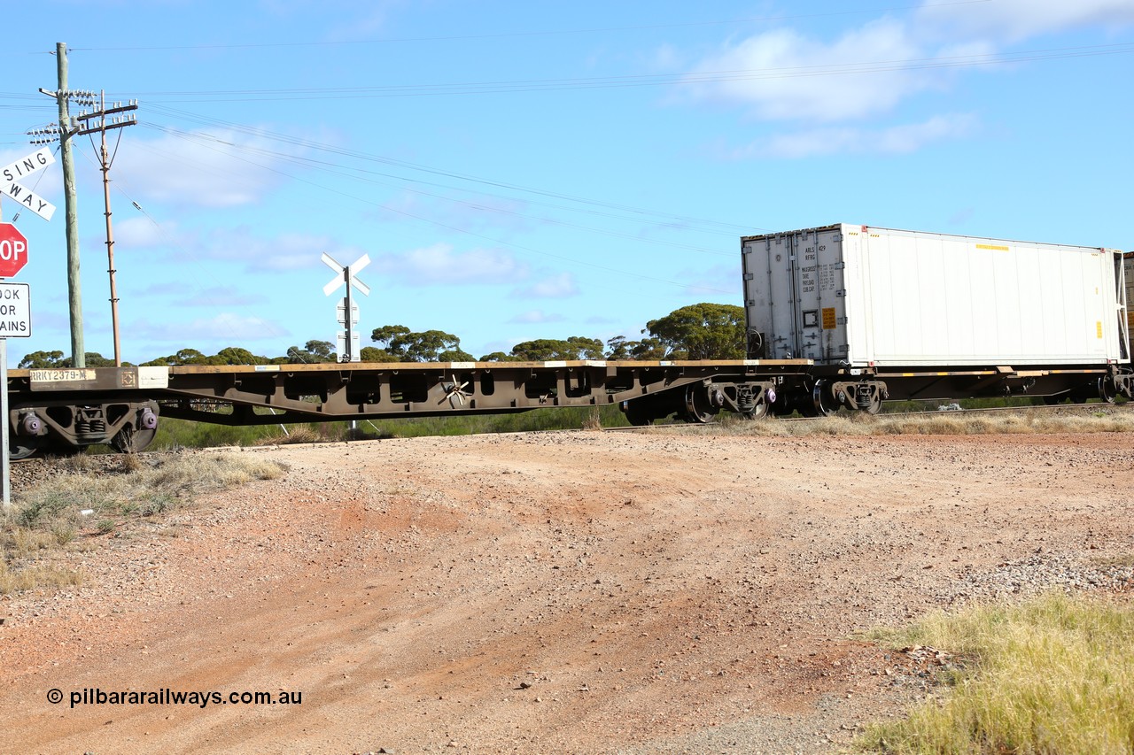 160522 2379
Parkeston, 7MP7 priority service train, RRKY 2379 container waggon, built by Perry Engineering SA in 1971 as RMX, to RM, AQMX, AQSY, RQKY, empty.
Keywords: RRKY-type;RRKY2379;Perry-Engineering-SA;RMX-type;RM-type;AQMX-type;AQSY-type;RQKY-type;