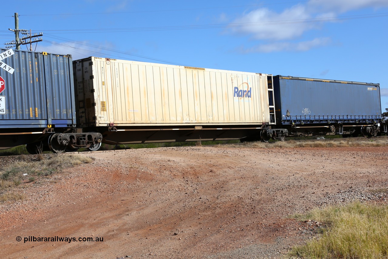 160522 2382
Parkeston, 7MP7 priority service train, platform 2 of 5 on RRQY 7330 5-pack articulated skel waggon set built by Qiqihar Rollingstock Works China in 2005 for Pacific National, with a 46' 6