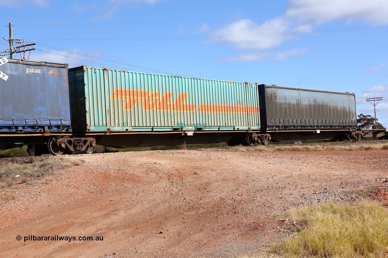 160522 2389
Parkeston, 7MP7 priority service train, RRAY 7229 platform 3 of 5-pack articulated skel waggon set, 1 of 100 built by ABB Engineering NSW 1996-2000, 48' deck, Toll 48' box TSPD 48324.
Keywords: RRAY-type;RRAY7229;ABB-Engineering-NSW;