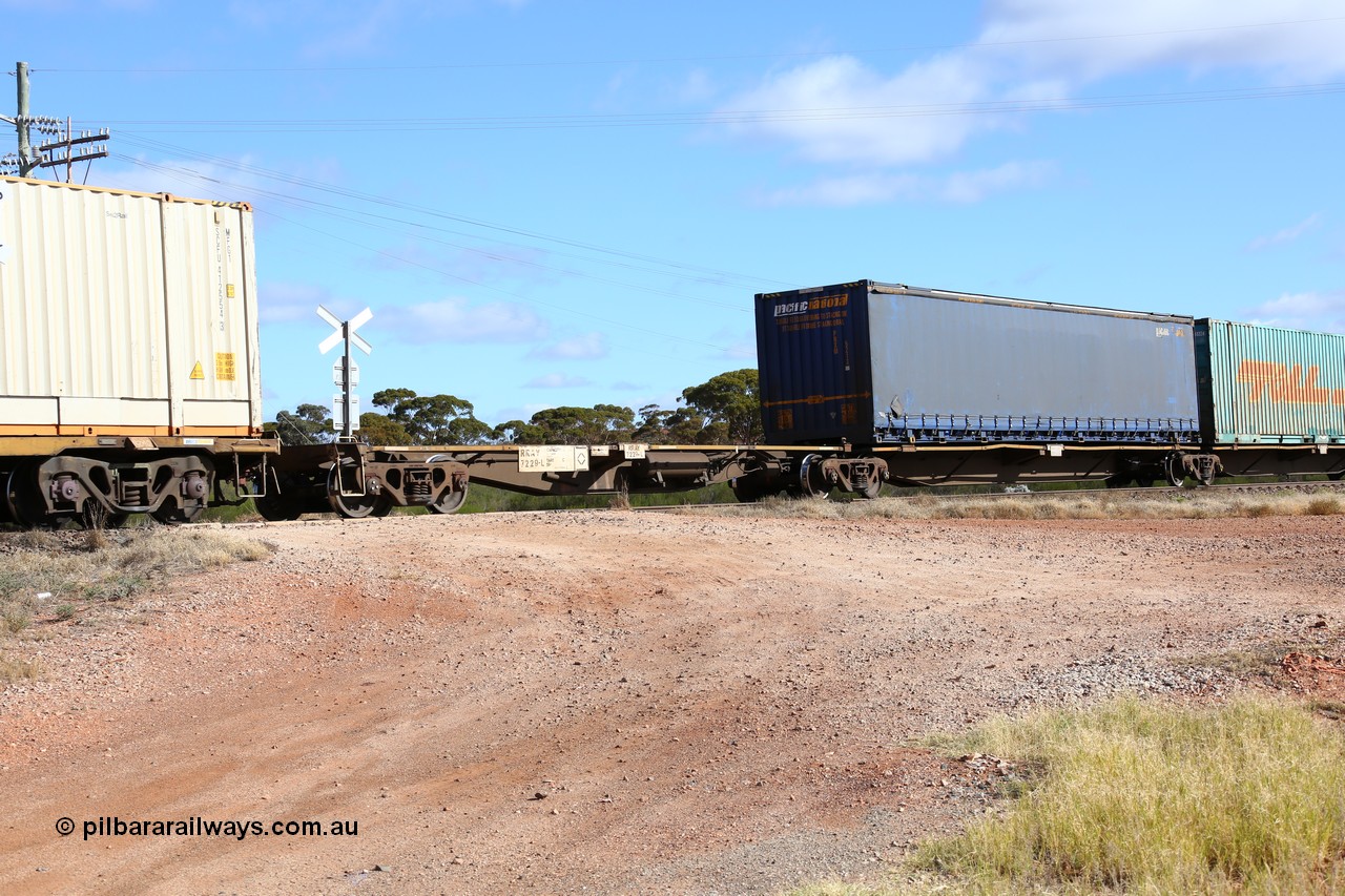 160522 2391
Parkeston, 7MP7 priority service train, RRAY 7229 platform 1 of 5-pack articulated skel waggon set, 1 of 100 built by ABB Engineering NSW 1996-2000, 40' deck empty.
Keywords: RRAY-type;RRAY7229;ABB-Engineering-NSW;
