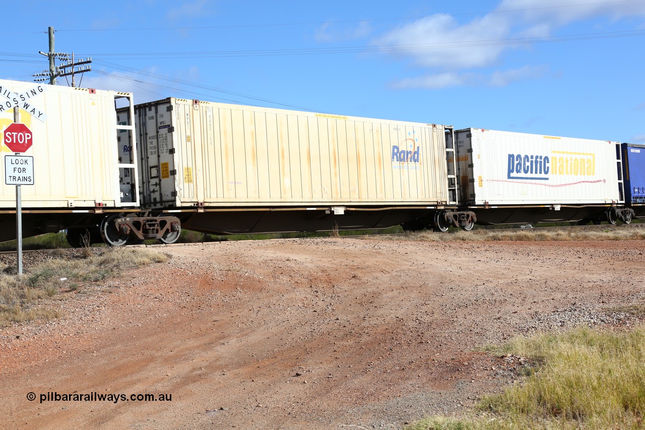 160522 2404
Parkeston, 7MP7 priority service train, RRAY 7208 platform 3 of 5-pack articulated skeletal waggon set, part of one hundred built by ABB Engineering NSW 1996-2000, 48' deck with Rand Refrigerated Logistics 46' 6