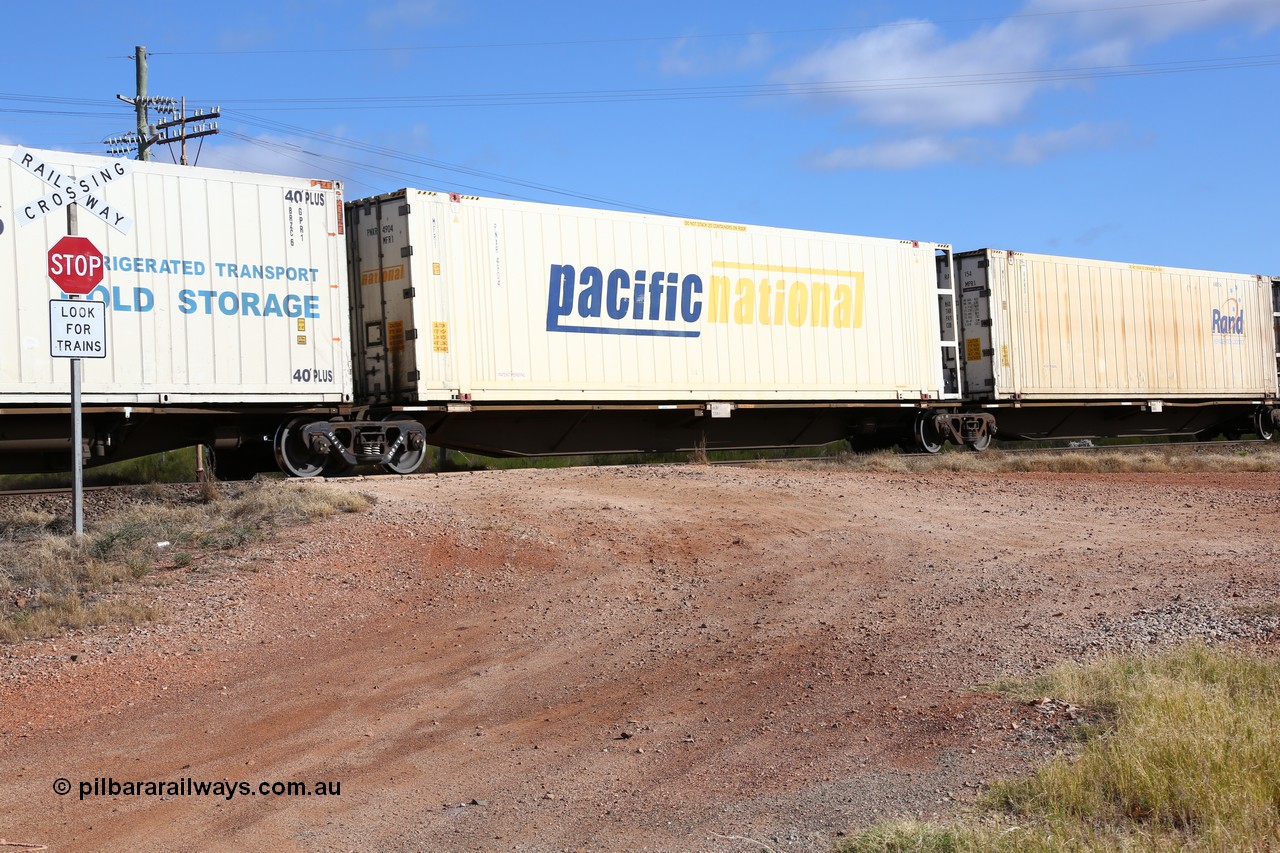 160522 2405
Parkeston, 7MP7 priority service train, RRAY 7208 platform 4 of 5-pack articulated skeletal waggon set, part of one hundred built by ABB Engineering NSW 1996-2000, 48' deck with Pacific National 46' 6