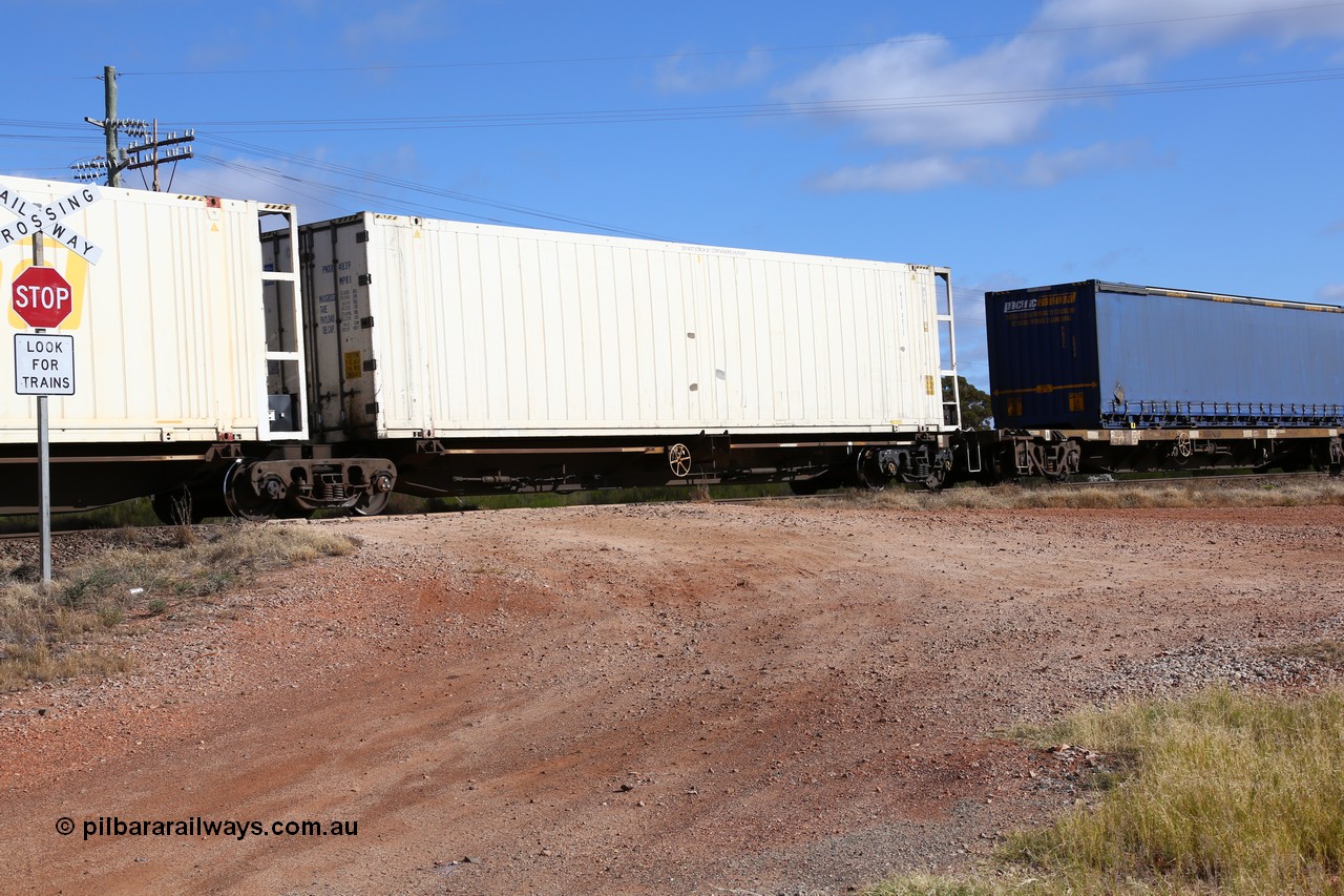 160522 2408
Parkeston, 7MP7 priority service train, platform 1 of 5 on RRQY 7327 5-pack articulated skeletal waggon set built by Qiqihar Rollingstock Works China in 2005 for Pacific National, with a 46' 6