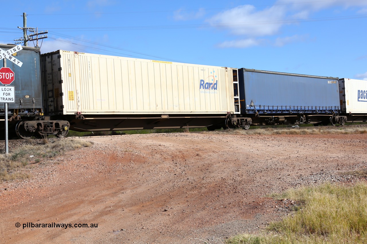 160522 2411
Parkeston, 7MP7 priority service train, platform 4 of 5 on RRQY 7327 5-pack articulated skeletal waggon set built by Qiqihar Rollingstock Works China in 2005 for Pacific National, with a 46' 6