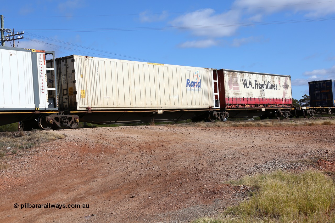 160522 2415
Parkeston, 7MP7 priority service train, RRAY 7255 platform 4 of 5-pack articulated skeletal waggon set, part of one hundred built by ABB Engineering NSW 1996-2000, 48' deck with Rand Refrigerated Logistics 46' 6