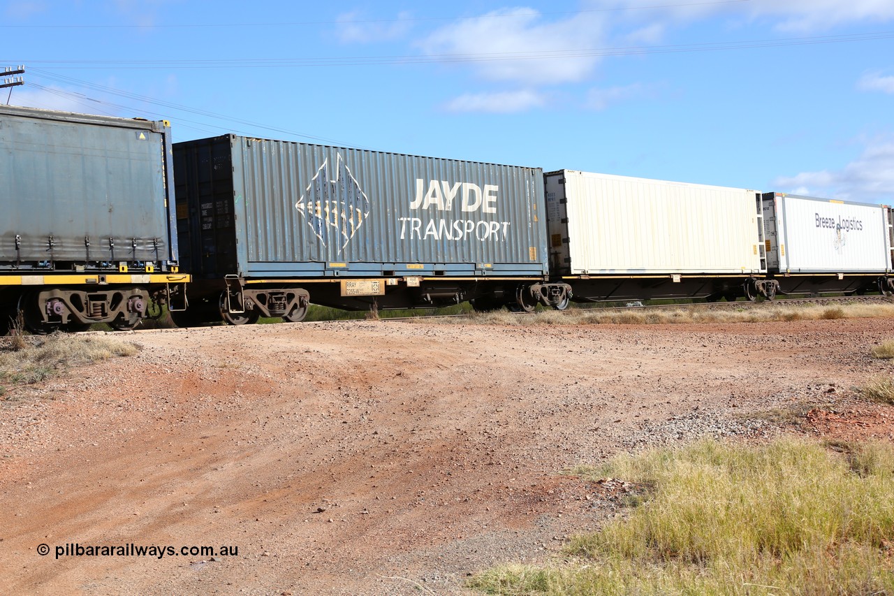 160522 2418
Parkeston, 7MP7 priority service train, RRAY 7255 platform 1 of 5-pack articulated skeletal waggon set, part of one hundred built by ABB Engineering NSW 1996-2000, 40' deck with Jayde Transport 40' box MEHU 350001
Keywords: RRAY-type;RRAY7255;ABB-Engineering-NSW;