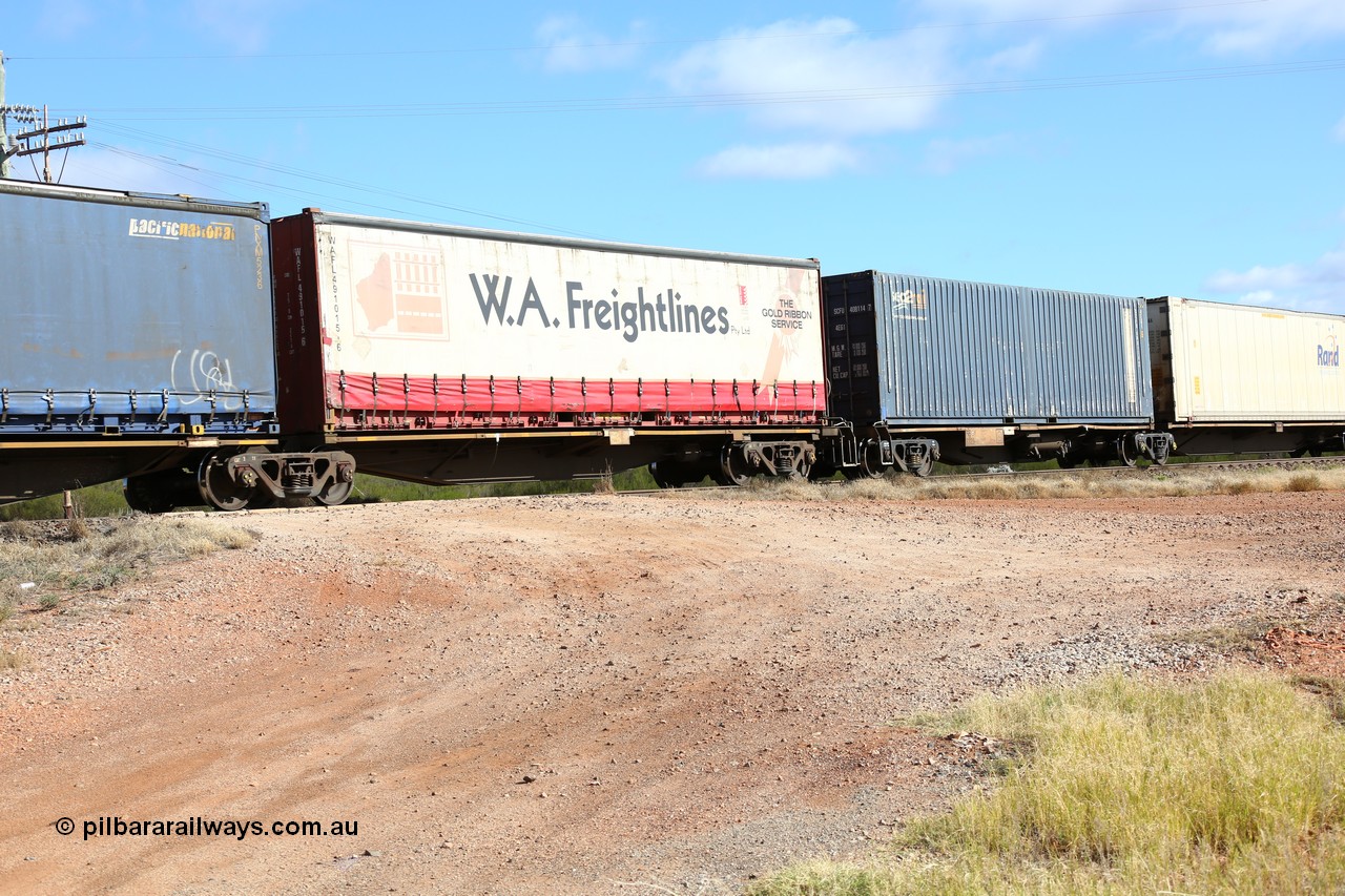 160522 2430
Parkeston, 7MP7 priority service train, RRAY 7166 platform 5 of 5-pack articulated skel waggon set, 1 of 100 built by ABB Engineering NSW 1996-2000, 40' deck with W.A. Freightlines 40' curtainsider WAFL 491015[6].
Keywords: RRAY-type;RRAY7166;ABB-Engineering-NSW;