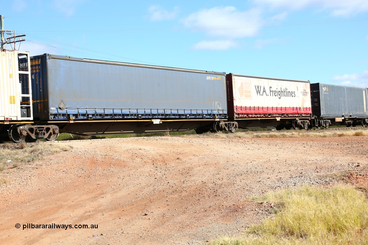 160522 2431
Parkeston, 7MP7 priority service train, RRAY 7166 platform 4 of 5-pack articulated skel waggon set, 1 of 100 built by ABB Engineering NSW 1996-2000, 48' deck with Pacific National 48' MFG4 type curtainsider PNXM 5236.
Keywords: RRAY-type;RRAY7166;ABB-Engineering-NSW;