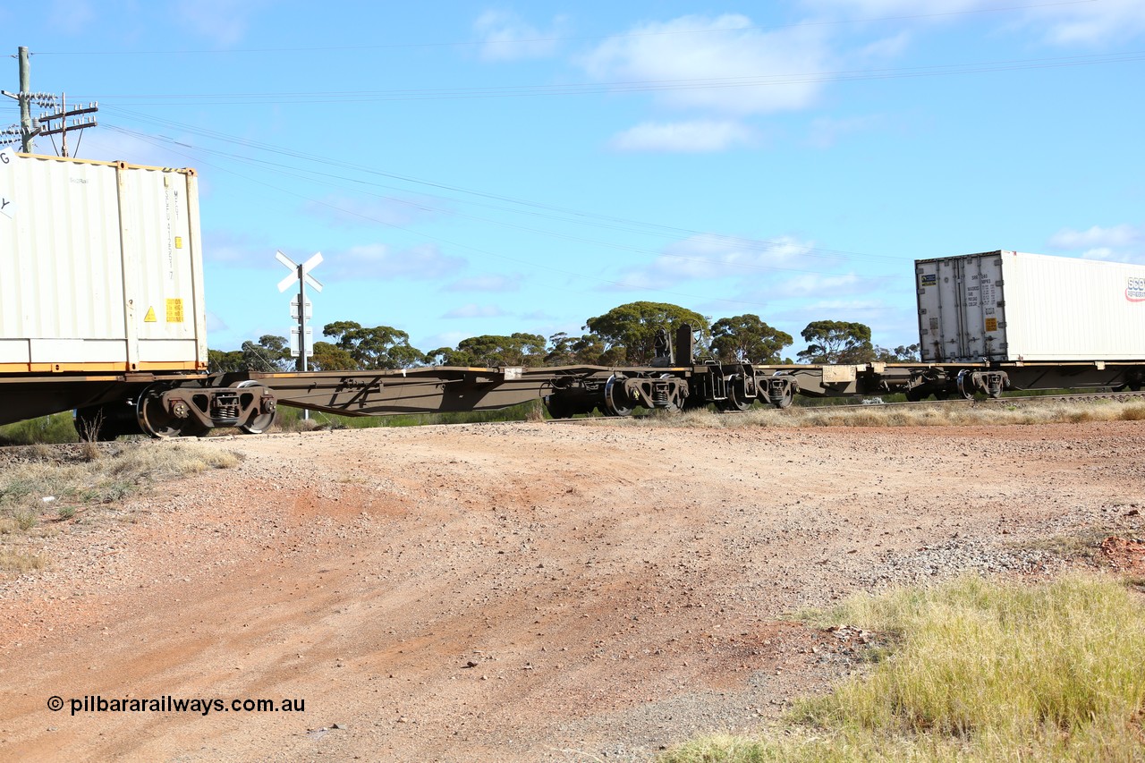 160522 2435
Parkeston, 7MP7 priority service train, RRAY 7203 platform 1 of 5-pack articulated skel waggon set, 1 of 100 built by ABB Engineering NSW 1996-2000, 40' deck empty.
Keywords: RRAY-type;RRAY7203;ABB-Engineering-NSW;
