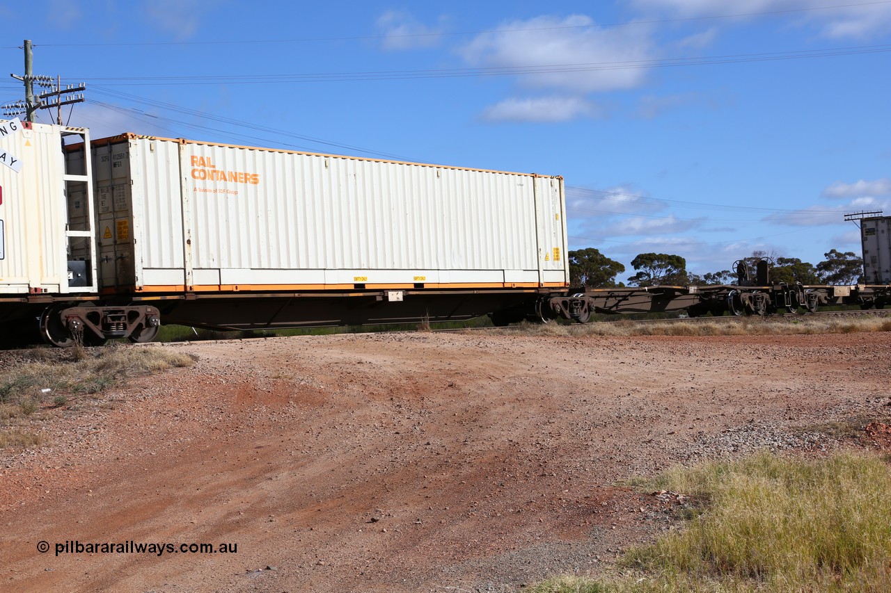 160522 2436
Parkeston, 7MP7 priority service train, RRAY 7203 platform 2 of 5-pack articulated skel waggon set, 1 of 100 built by ABB Engineering NSW 1996-2000, 48' deck SCF Rail Containers 48' MFG1 type box SCFU 412551[7].
Keywords: RRAY-type;RRAY7203;ABB-Engineering-NSW;