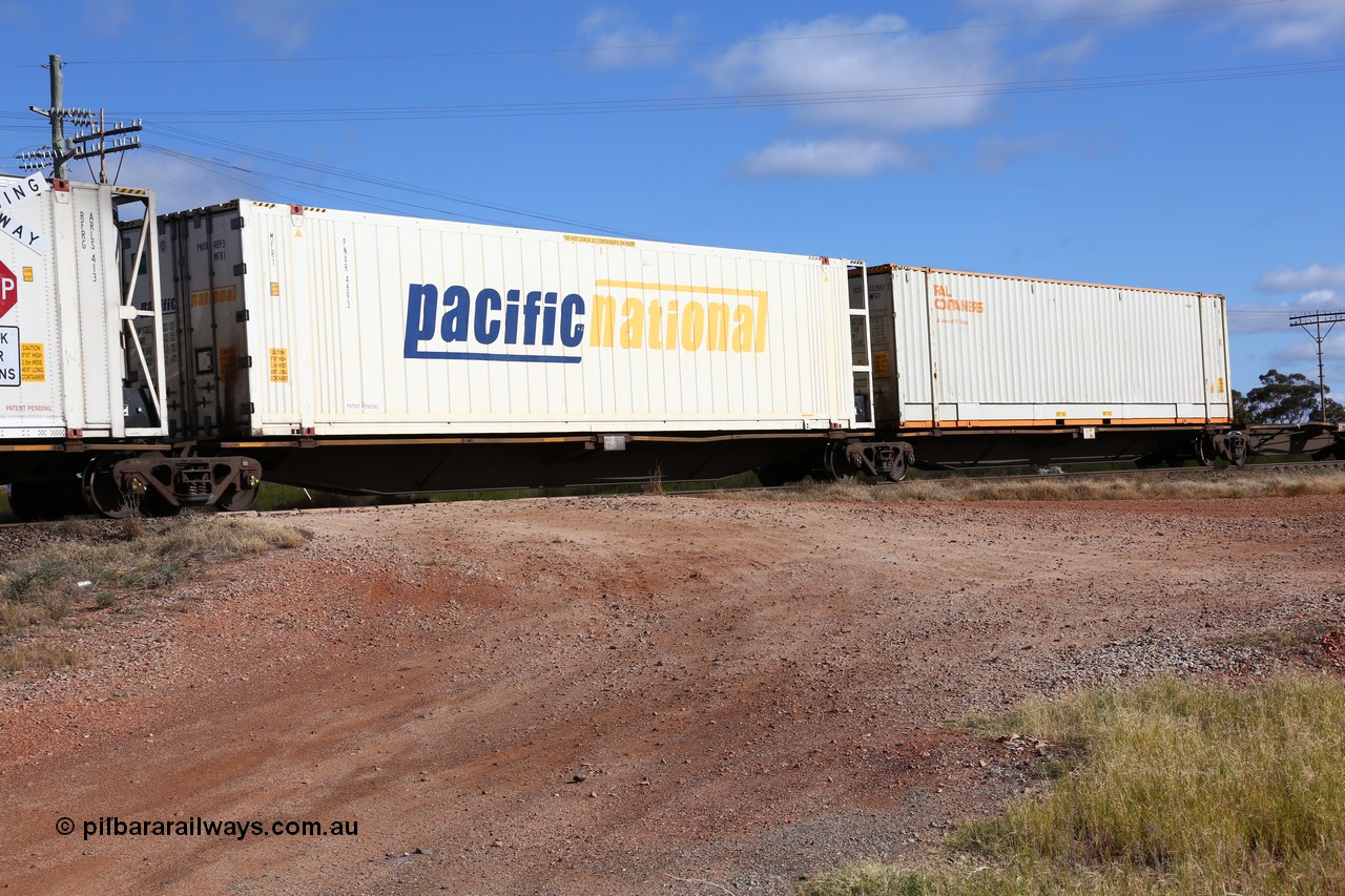 160522 2437
Parkeston, 7MP7 priority service train, RRAY 7203 platform 3 of 5-pack articulated skel waggon set, 1 of 100 built by ABB Engineering NSW 1996-2000, 48' deck with 46' 6