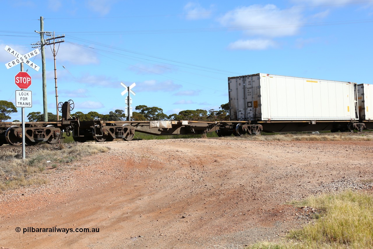 160522 2439
Parkeston, 7MP7 priority service train, RRAY 7203 platform 5 of 5-pack articulated skel waggon set, 1 of 100 built by ABB Engineering NSW 1996-2000, 40' deck empty.
Keywords: RRAY-type;RRAY7203;ABB-Engineering-NSW;