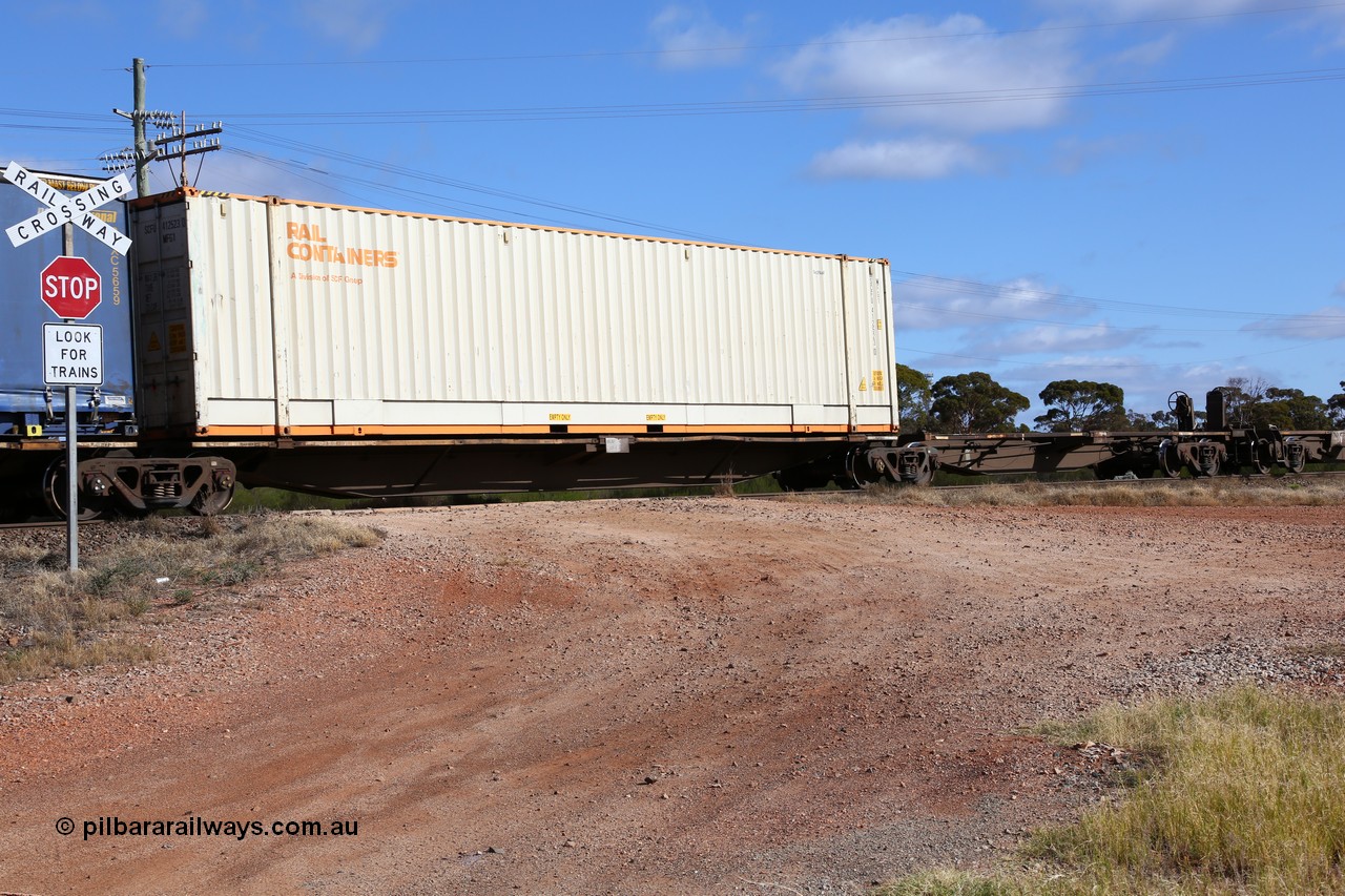 160522 2441
Parkeston, 7MP7 priority service train, RRAY 7249 platform 2 of 5-pack articulated skel waggon set, 1 of 100 built by ABB Engineering NSW 1996-2000, 48' deck SCF Rail Containers 48' MFG1 type box SCFU 412523[0].
Keywords: RRAY-type;RRAY7249;ABB-Engineering-NSW;