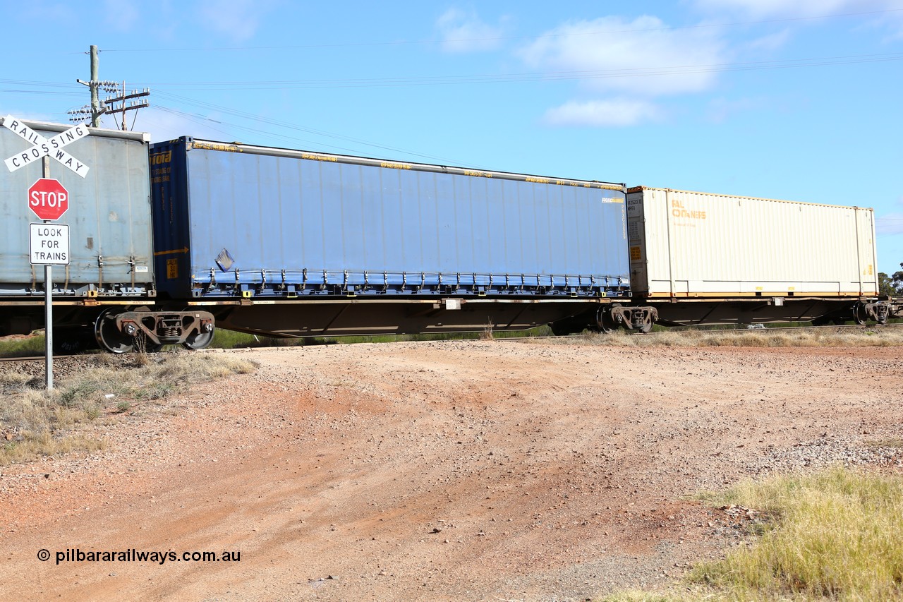 160522 2442
Parkeston, 7MP7 priority service train, RRAY 7249 platform 3 of 5-pack articulated skel waggon set, 1 of 100 built by ABB Engineering NSW 1996-2000, 48' deck with Pacific National MFG4 type curtainsider PNXC 5659.
Keywords: RRAY-type;RRAY7249;ABB-Engineering-NSW;