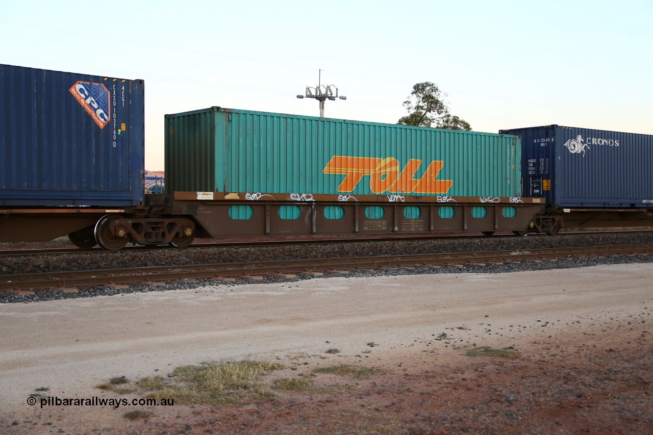 160523 2715
Parkeston, view of the centre well of articulated 5-pack centre well waggon set RQLY 1007, one of fourteen built by AN Rail Islington Workshops 1991 as AQLY, loaded with Toll 40' box TRRC 410627, train 1PM5.
Keywords: RQLY-type;RQLY1007;AN-Islington-WS;AQLY-type;