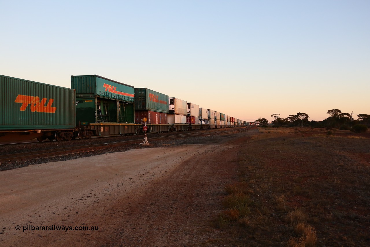 160523 2721
Parkeston, view along the back of 1PM5 intermodal train of the double stack wall.
