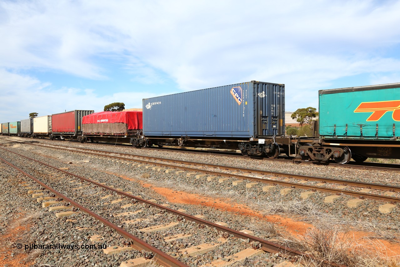 160523 2948
Parkeston, 7SP3 intermodal train, RRQY 8307 5-pack articulated skel waggon, one of forty one sets built by Qiqihar Rollingstock Works China in 2006 loaded with 40' containers.
Keywords: RRQY-type;RRQY830P;Qiqihar-Rollingstock-Works-China;