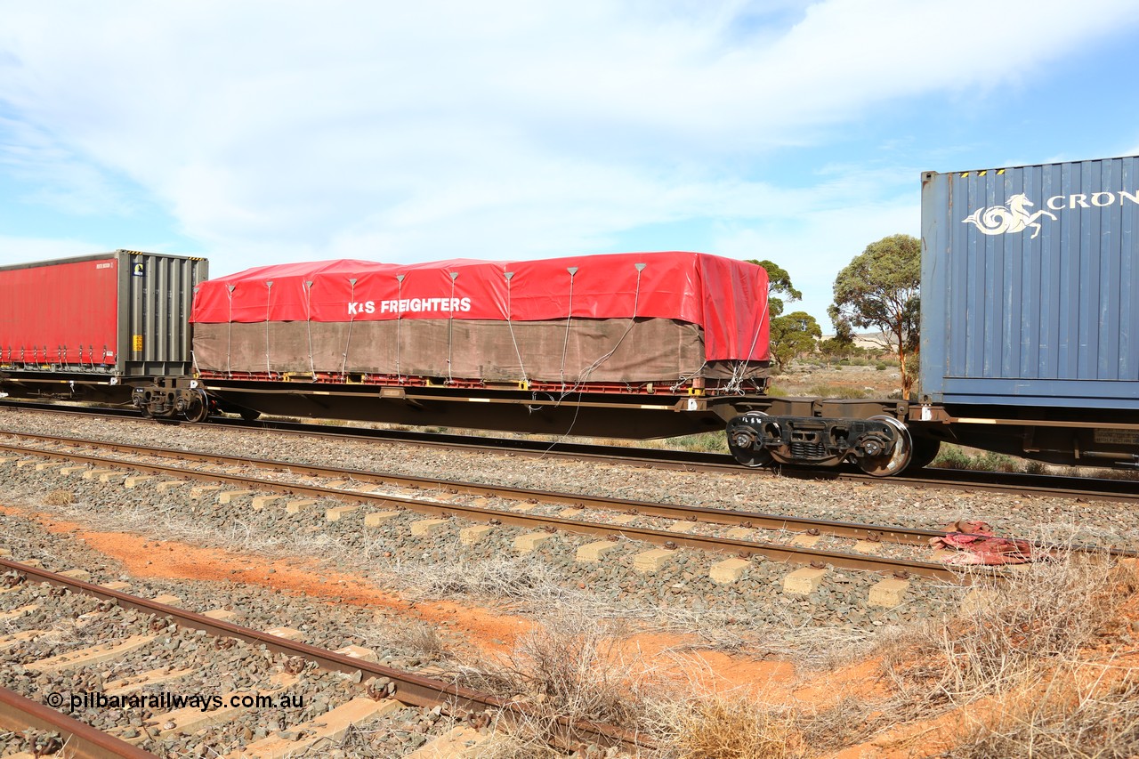 160523 2950
Parkeston, 7SP3 intermodal train, RRQY 8307 platform 2 of 5-pack articulated skel waggon, one of forty one sets built by Qiqihar Rollingstock Works China in 2006 loaded with a K+S Freighters 40' KT series flatrack 400235.
Keywords: RRQY-type;RRQY830P;Qiqihar-Rollingstock-Works-China;