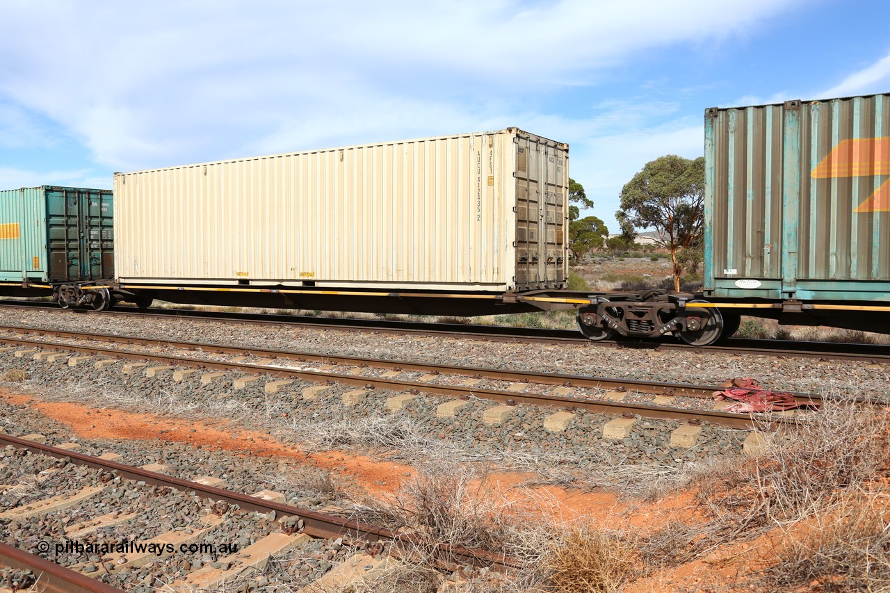 160523 2957
Parkeston, 7SP3 intermodal train, RRYY 34 platform 3 of 5-pack articulated low profile skel waggon set, one of fifty two such sets built by Bradken Rail Braemar from a Williams-Worley design, based on the TNT TRAY type for moving automotive carrying containers, 40' SCF AUCU 412435 box.
Keywords: RRYY-type;RRYY34;Williams-Worley;Bradken-NSW;