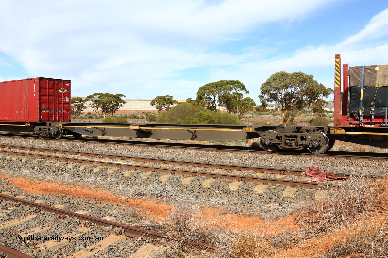 160523 2970
Parkeston, 7SP3 intermodal train, RRQY 8519 platform 4 of 5-pack articulated skel waggon set, built by Qiqihar Rollingstock Works, China in 2015, empty.
Keywords: RRQY-type;RRQY8519;Qiqihar-Rollingstock-Works-China;