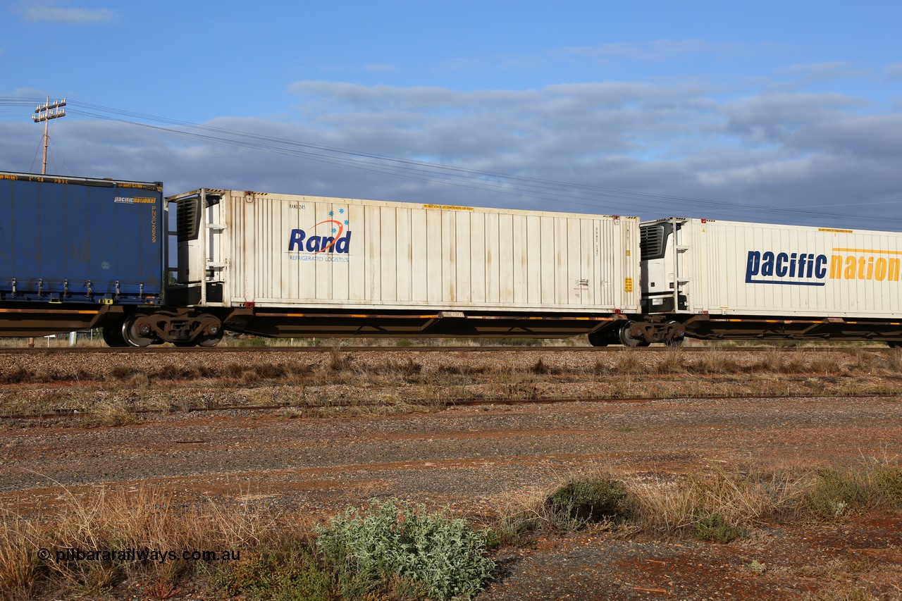 160525 4444
Parkeston, 3PM7 priority service train, RQQY 7077 platform 4 of 5-pack articulated skel waggon set, 1 of 17 built by Qld Rail at Ipswich Workshops in 1995, 46' 6